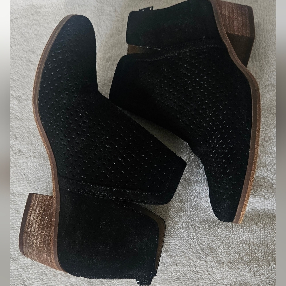Susina Kyle Black Suede Leather Ankle Boots Perforated Detail  Block Heel Sz 6